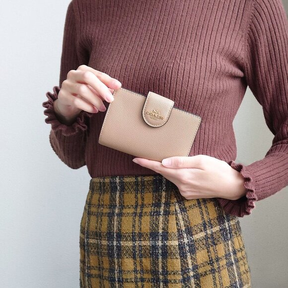 NWT - COACH Medium Corner Zip Wallet -  6390 Crossgrain Leather/Gold/Taupe $198 - Picture 2 of 9